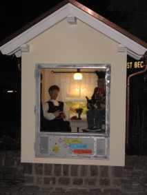 Kunstautomat bei Nacht